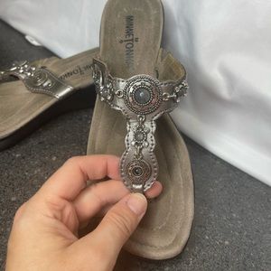 Minnetonka Bling Stone Sandals Size 5